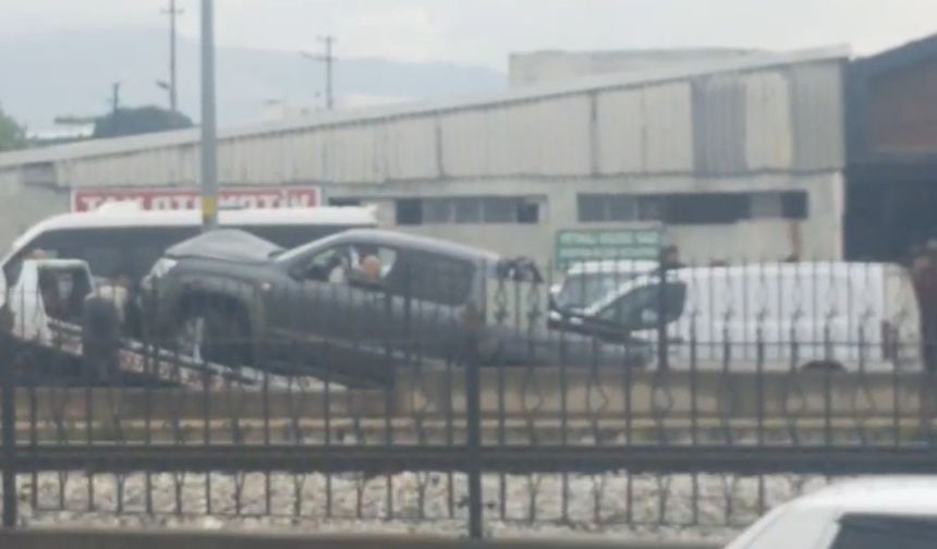 Bursa’da kontrolden çıkan araç durağa daldı