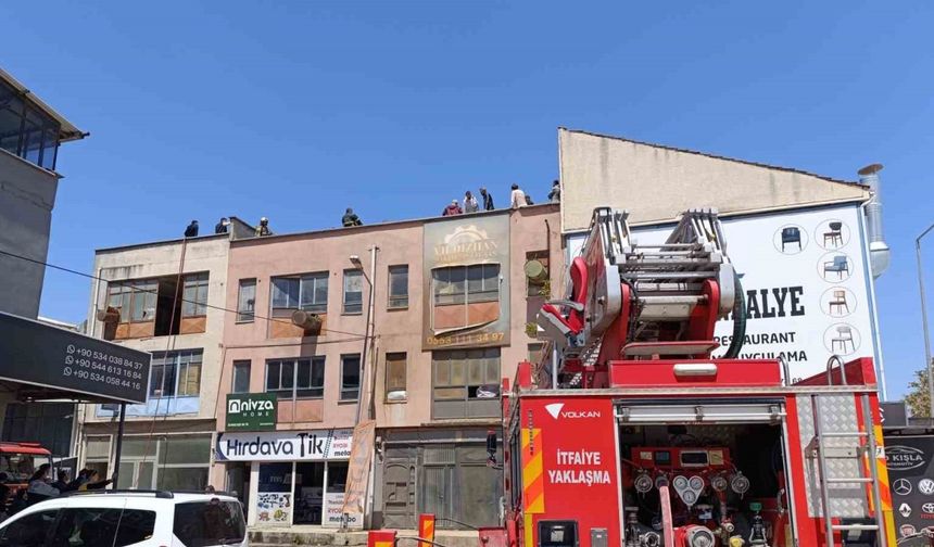 Bursa’da mobilya imalathanesinde yangın