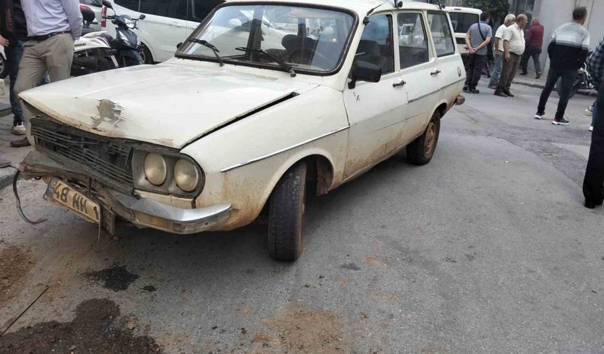 Çaldığı araç ile kaza yaptı, kaçmaya çalışırken vatandaşlara yakalandı