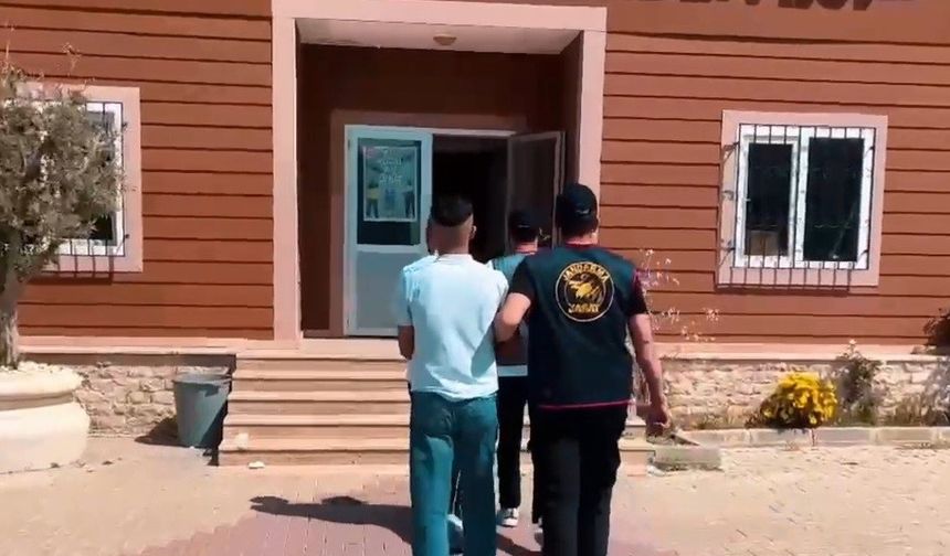 Çaldıkları motosikleti otlarla kapatıp sakladılar