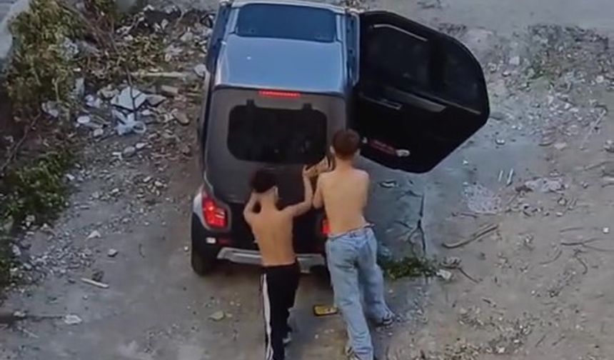 Çocuklar babalarının elektrikli aracını kaçırdı, şarj bitince yolda kaldılar