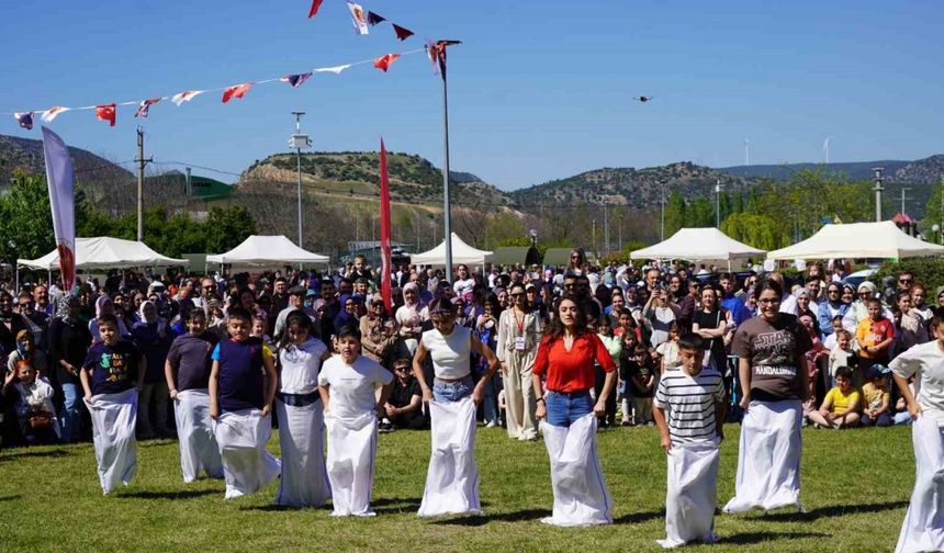 Çocuklar çuvalla koşma, yumurta taşıma ve halat çekme yarışmalarında kıyasıya yarıştı