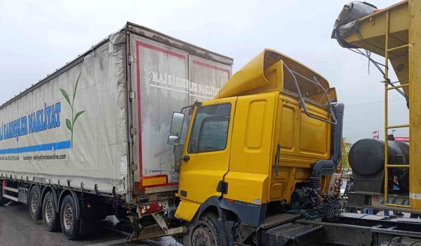 D-100’de 2 tır ve 2 otomobilin karıştığı zincirleme kaza: 1 yaralı
