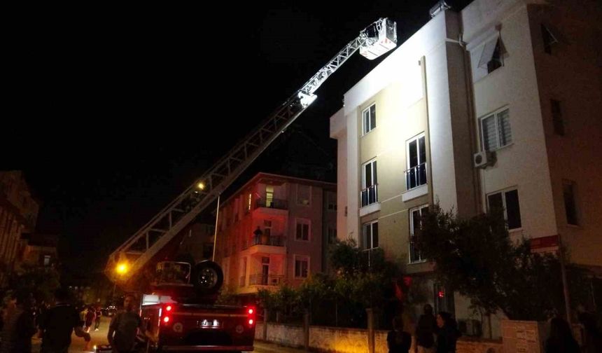 Daireyi saran alevler apartman sakinlerini çatıya çıkarttı