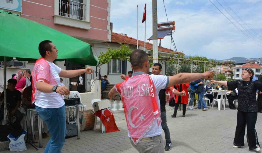 Demirci’de 5 genç için temsili askerlik eğlencesi düzenlendi