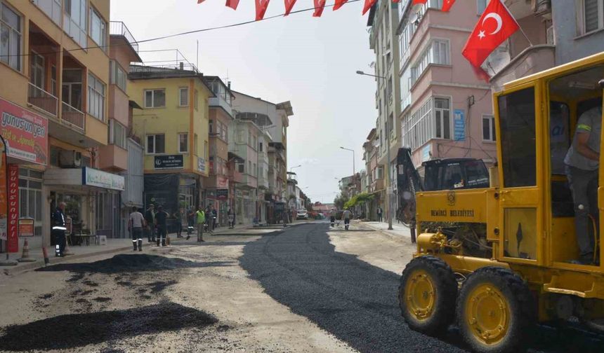 Demirci’de ana arterlere sıcak asfalt yapılıyor