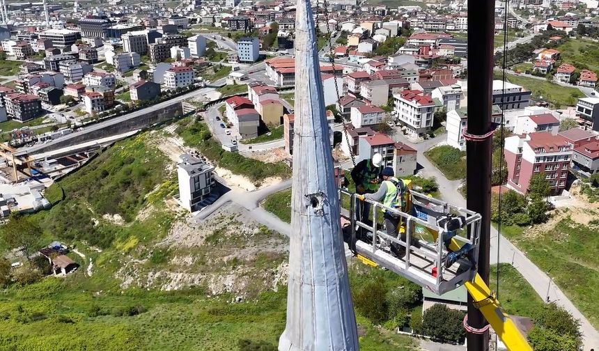 Depremde hasar gören Arnavutköy Sıddık Camii’nin minaresi söküldü