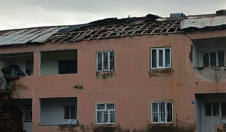 Derecik’te şiddetli fırtına büyük hasara yol açtı