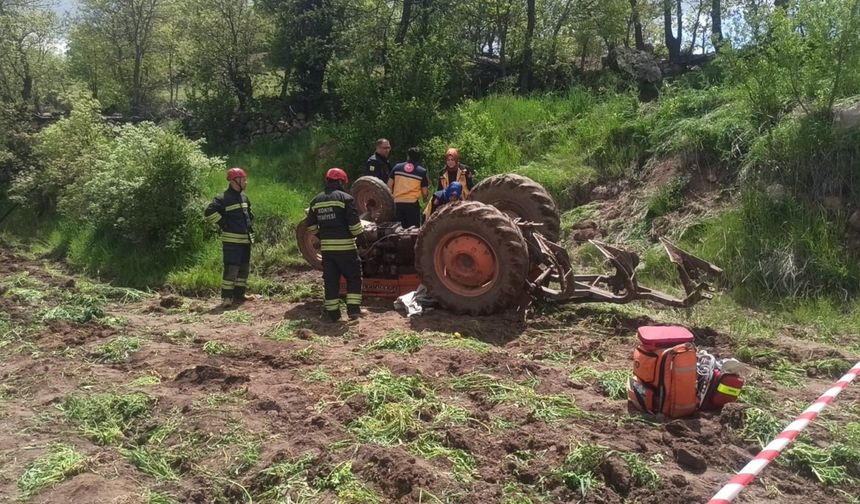 Devrilen traktörün altında hayatını kaybetti