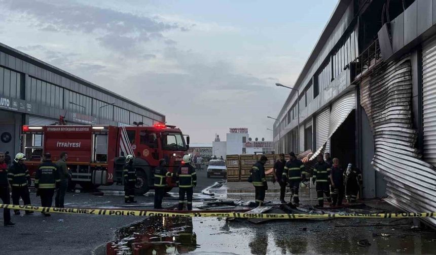 Diyarbakır’da kepenk tamiri sırasında çıkan kıvılcımla 4 dükkan yandı