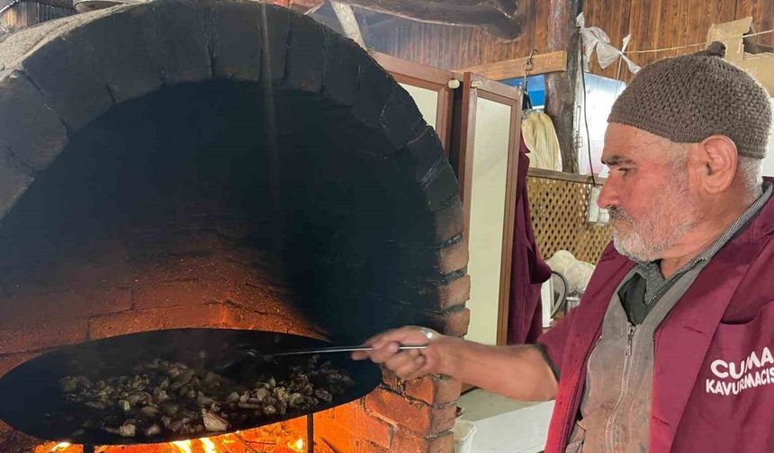 Dualı güveçlerden yemek için akın akın geliyorlar