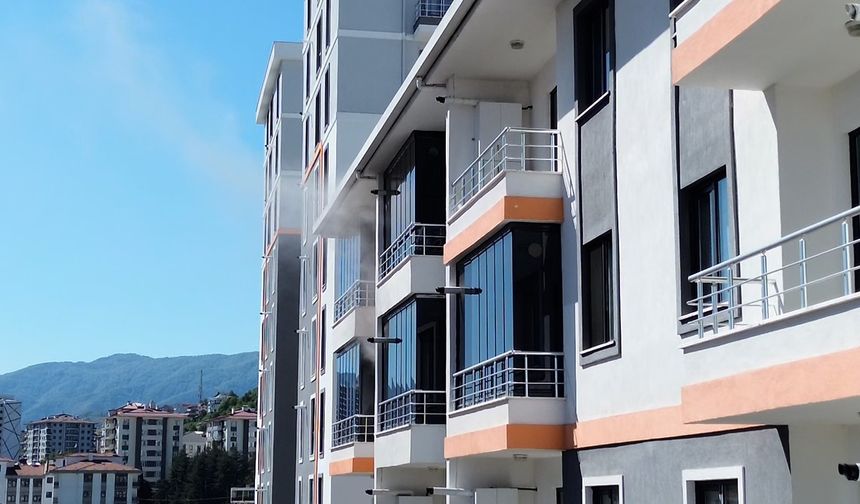 Düzce’de 6 katlı binada korkutan yangın