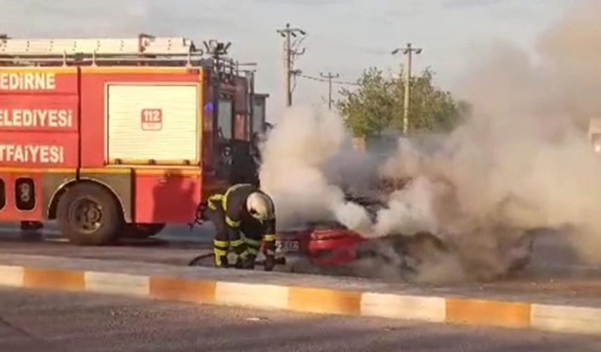 Edirne’de alev alan otomobili terk eden sürücü kayıplara karıştı