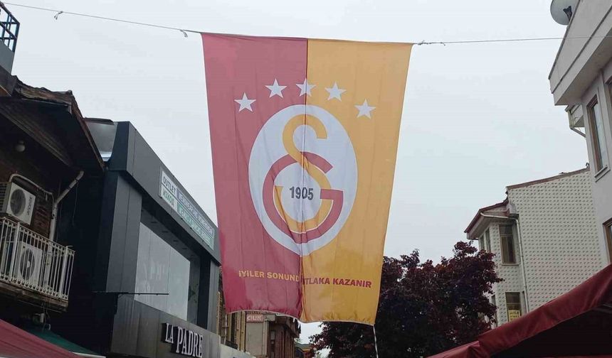 Edirne’de erken kutlama: Dev Galatasaray bayrağı Saraçlar Caddesi’ne asıldı