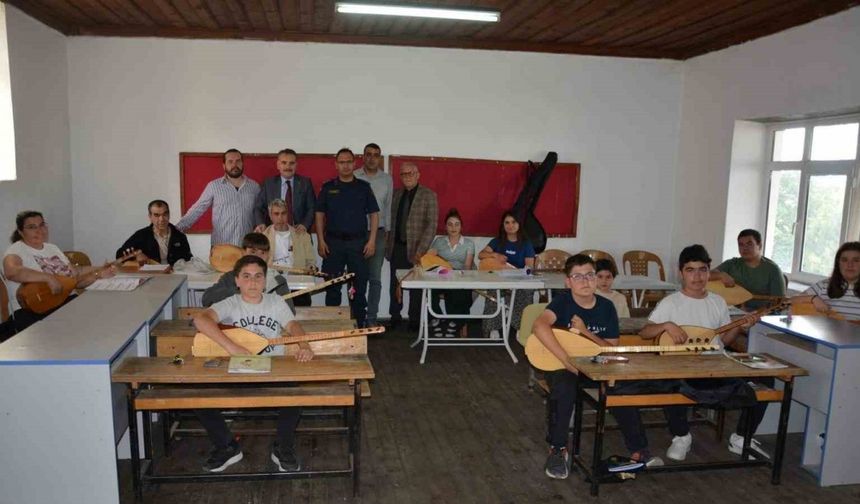 Edremit’te açılan bağlama kursu ağır misafirleri ağırladı