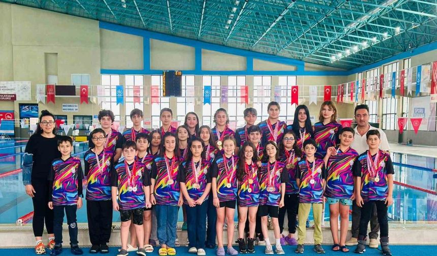 Elazığ’da 87 sporcu şampiyonluk için kulaç attı