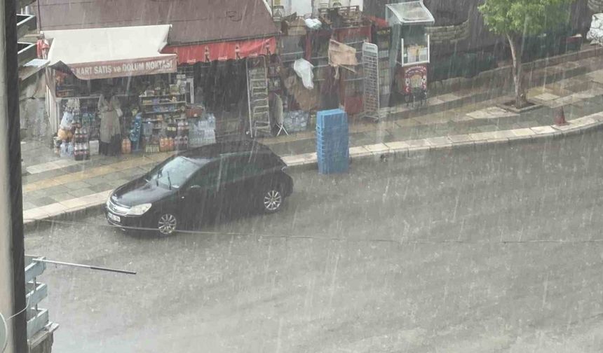 Elazığ’da dolu ve sağanak etkili oldu