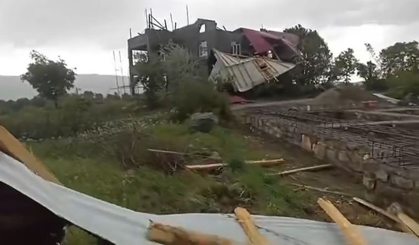 Elazığ’da fırtına evin çatısını uçurdu