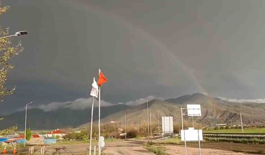 Elazığ’da gökkuşağı görenleri mest etti