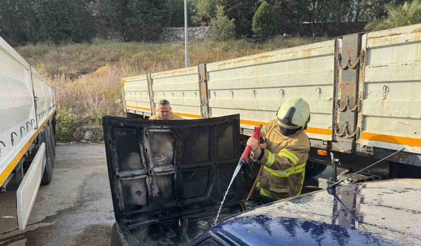 Erdek’te park halindeki otomobilde yangın paniği