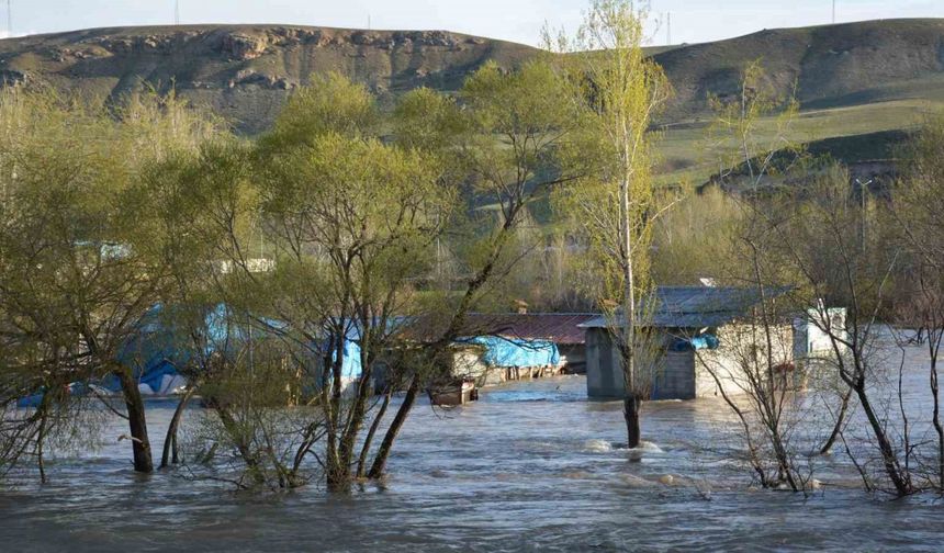 Erzincan’da sağanak sonrası bazı tarım arazileri su altında kaldı