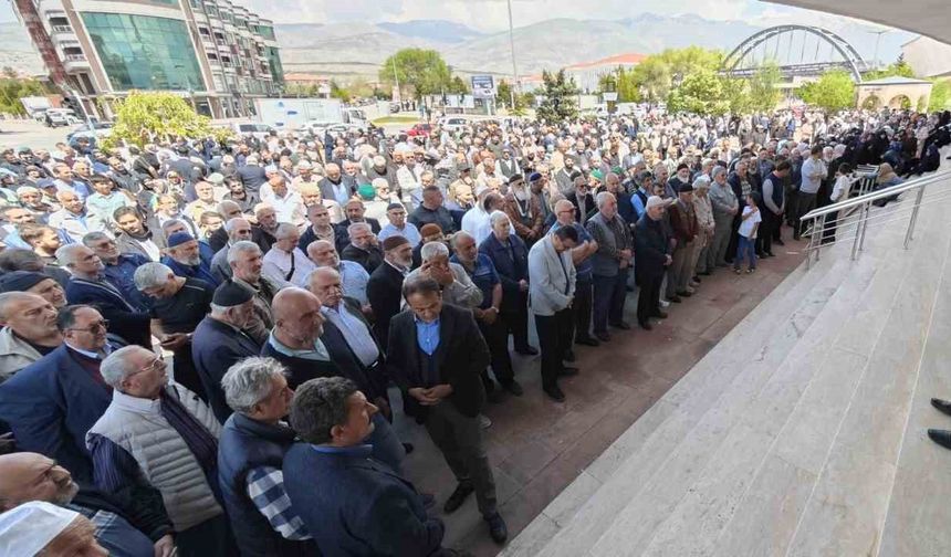 Erzincan’dan hacı adayları Medine’ye uğurlandı