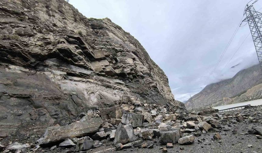 Erzurum-Artvin kara yolunda heyelan