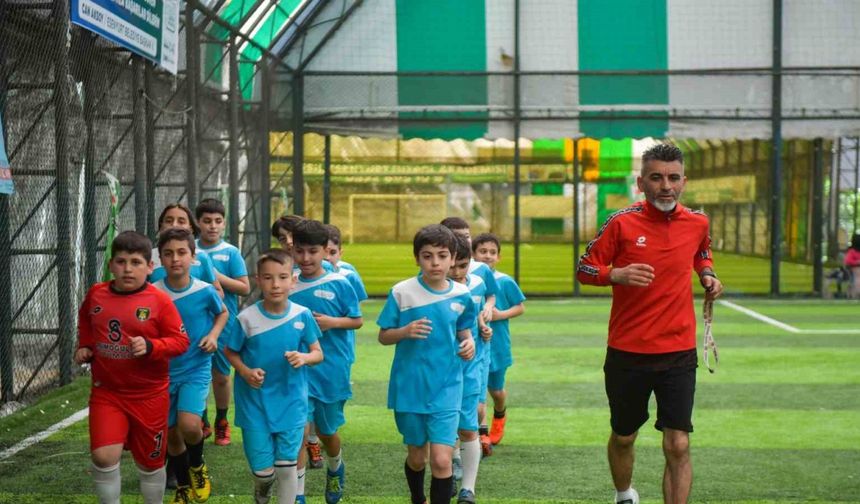 Esenyurt Belediyesi’nden geleceğin futbolcularına destek