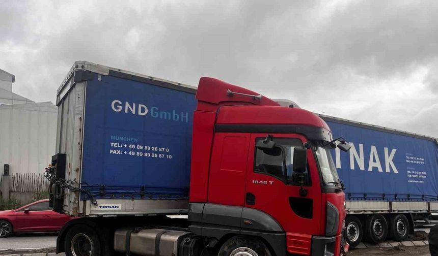 Esenyurt’ta kontrolden çıkan tır PTS direğine çarptı