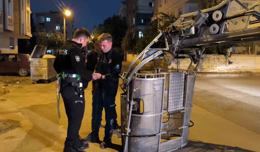 Evde uykuya dalan alzaymır hastası yaşlı adam polisi alarma geçirdi