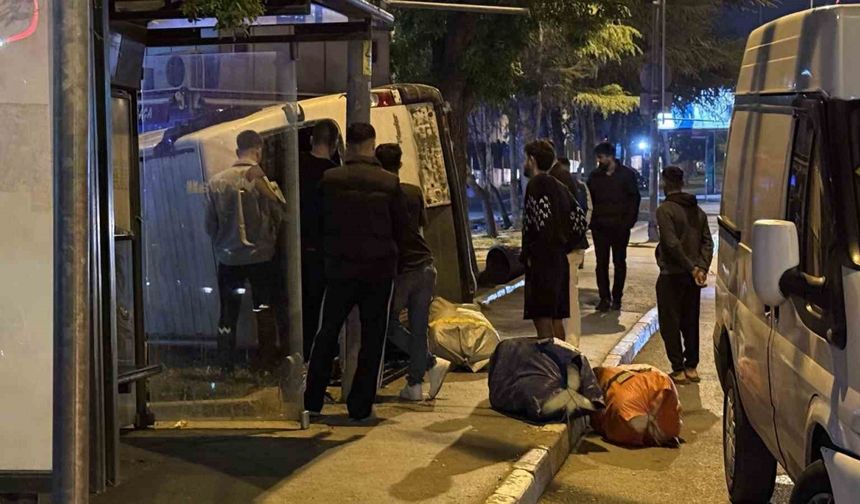 Fatih’te kontrolden çıkan ticari araç yan yattı