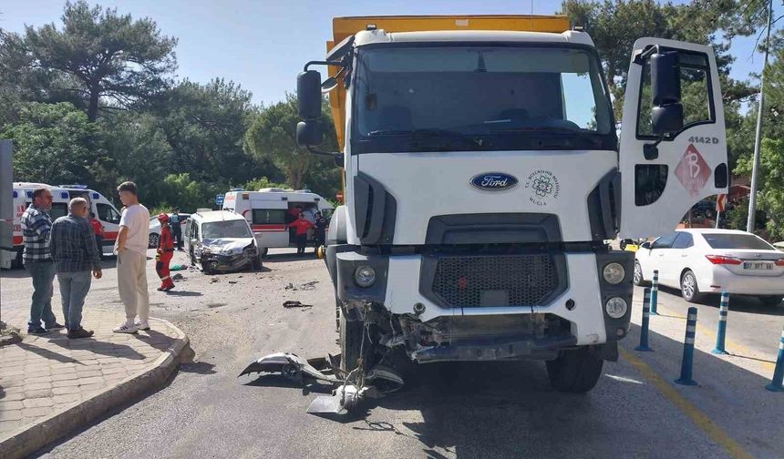 Fethiye’de kamyonet ile kamyon çarpıştı; 2 yaralı