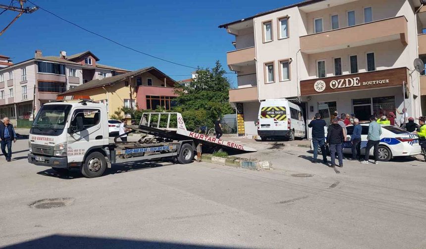 Frenleri tutmayan öğrenci servisi iş yerine daldı: Faciadan dönüldü