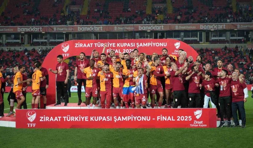 Galatasaraylı oyuncular Türkiye Kupası’nı kaldırdı, coşku zirveye ulaştı