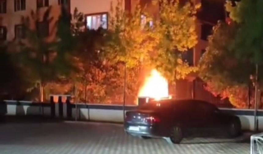 Gaziantep’te park halindeki otomobil alev topuna döndü