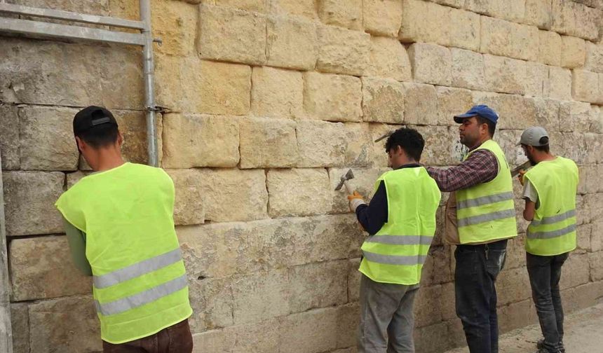 Gaziantep’te taş ustaları 1 Mayıs’ta da ekmeklerini taştan çıkartıyor