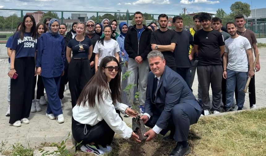 Gediz’de genç fidanlar toprakla buluştu