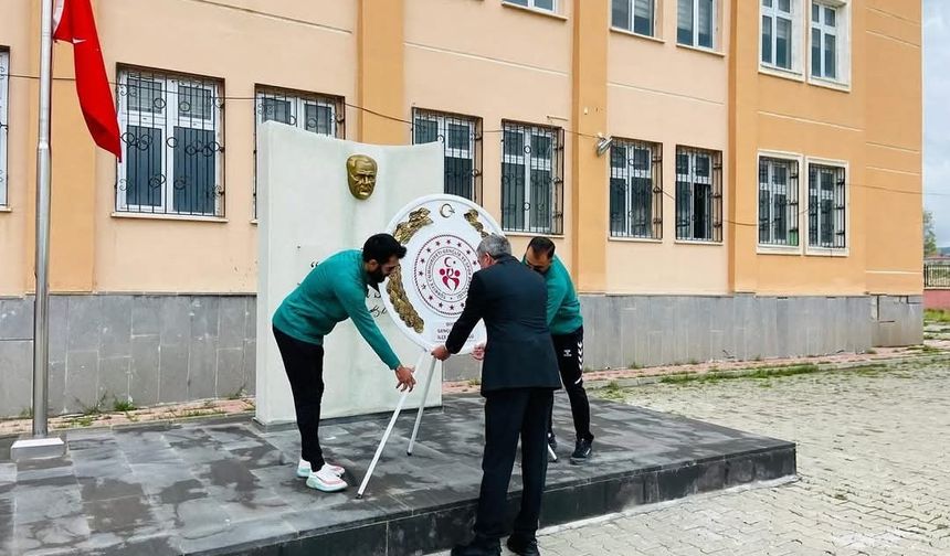 Gençlik haftası coşkusu çelenk sunma töreni ile başladı