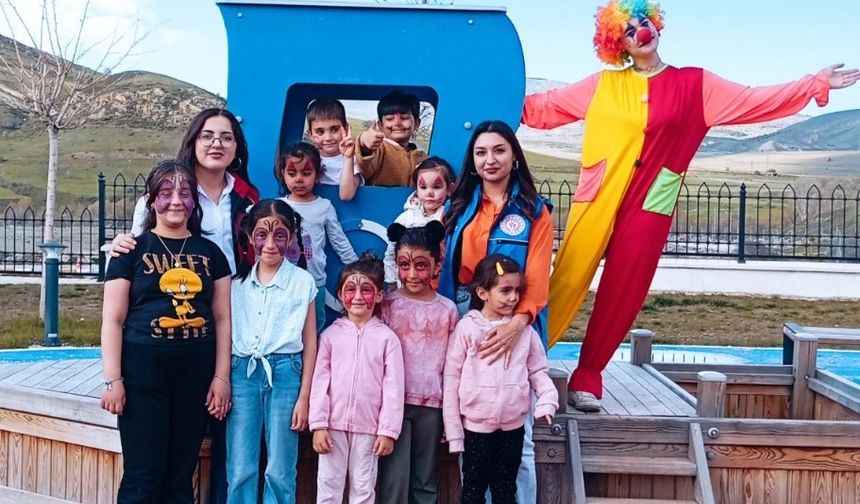 Gönüllü gençler çocukları renklendirdiler
