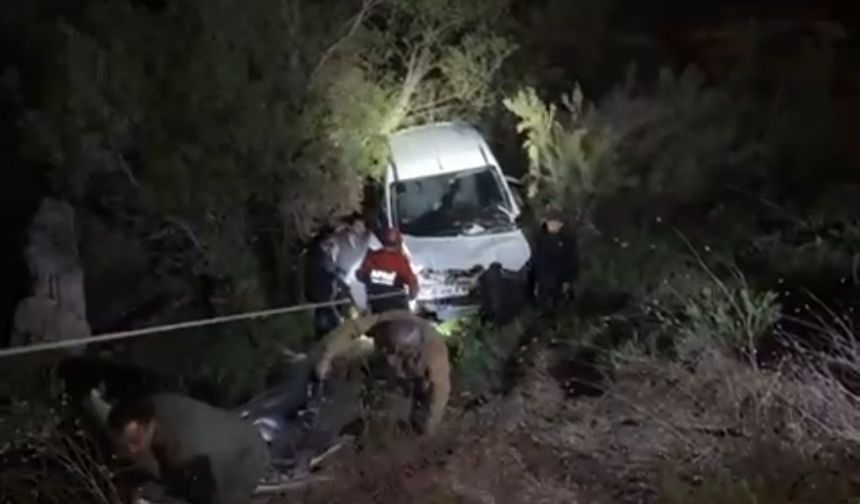 Hakkari’de hafif ticari araç Zap Suyu’na uçtu: 1 yaralı