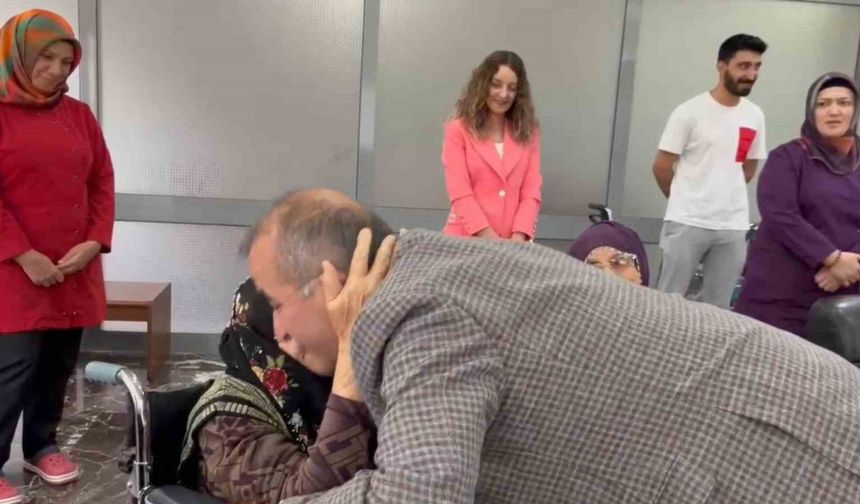 Huzurevindeki yaşlı kadının valiye sözleri gönülleri ısıttı: "Babalar Günün kutlu olsun, bana da bir öpücük ver"