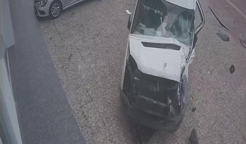 İki servis aracı çarpıştı, biri iş yerine daldı