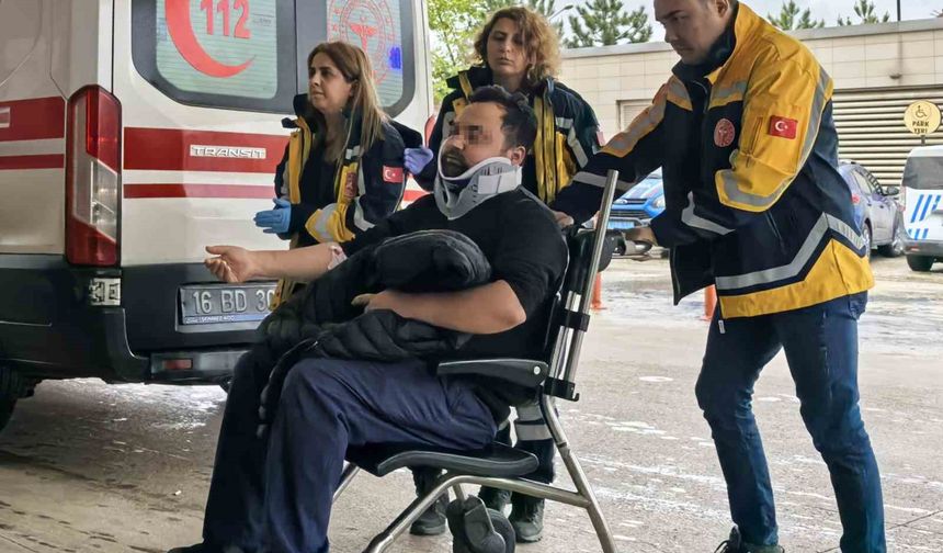 İnegöl’de yağışta kayan otomobil kamyona çarptı: 1 yaralı
