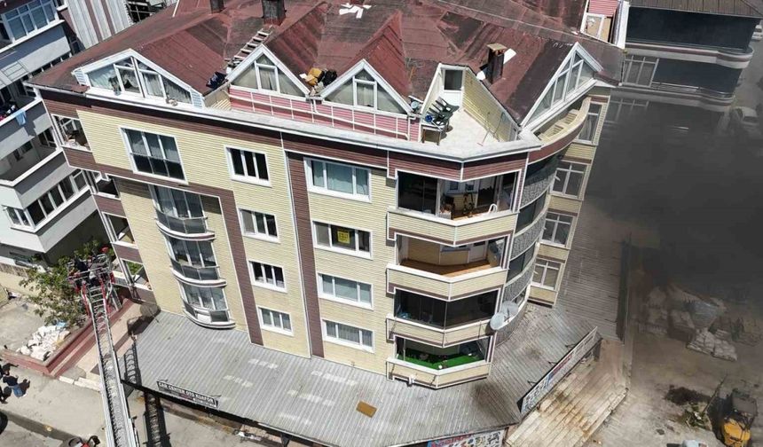 İş yeri deposunda korkutan yangın: 10 kişi tahliye edildi