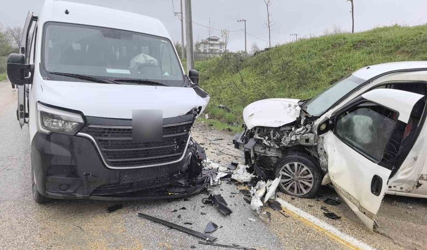 İşçileri taşıyan servis minibüsü ile hafif ticari araç çarpıştı: 13 yaralı