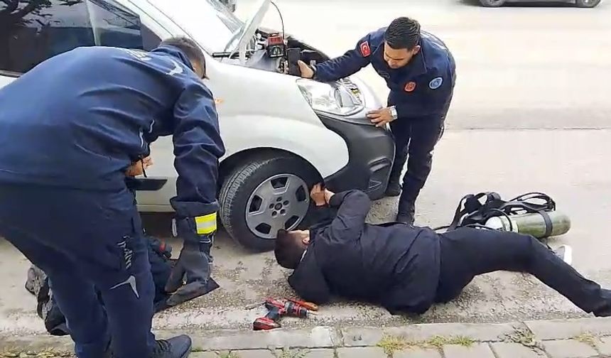 İtfaiye ekiplerinin kedi kurtarma operasyonu kamerada