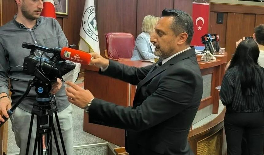 İzmit Belediyesi’nin meclisinde bantlı gönderme