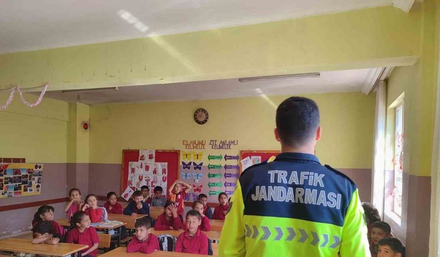 Jandarma ekiplerinden 125 öğrenciye güvenlik trafik eğitimi