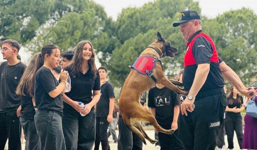 Jandarmadan lise öğrencilerine tanıtım