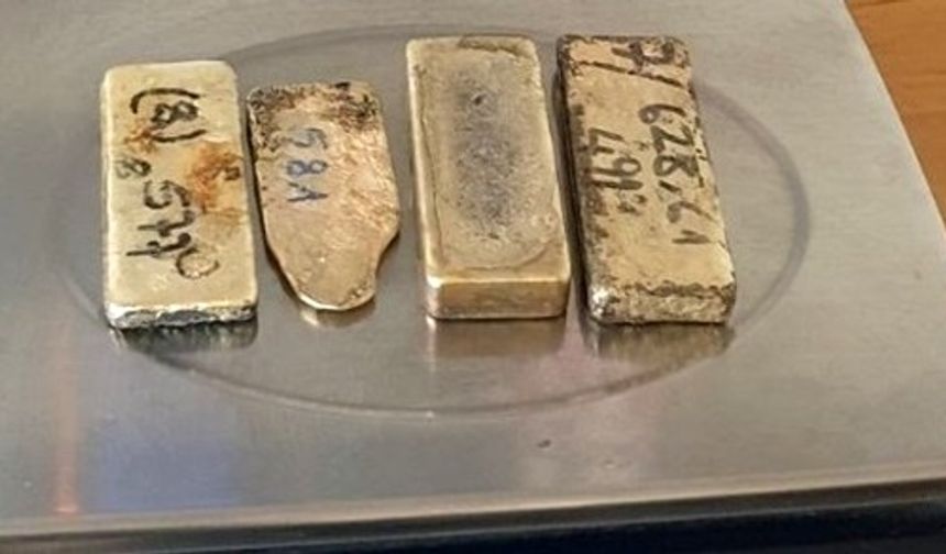 Kadın yolcu iç çamaşırına ve koltuk altlarına gizlediği 2 kilo altın ile yakalandı